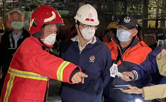 高雄《化工廠》烈焰衝天 警消奮力搶救幸無人傷亡