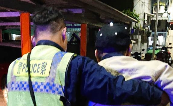 老翁雙腳無力返家 《暖警》丁證寶、彭楓雅護送返家