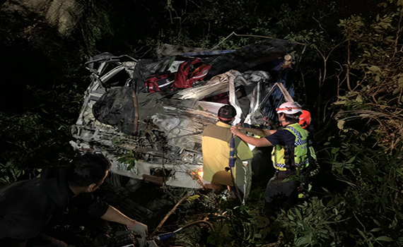 快訊 / 卓溪中平段沙車上坡無力下滑邊坡翻覆 2人重傷送醫