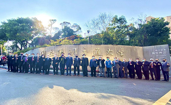 陽明交大合併新校牌亮相 朝偉大大學邁進