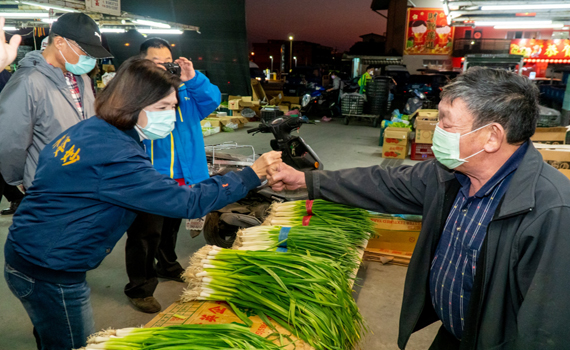 春節將至關心民生物資供貨情況 林姿妙清晨視察果菜批發市場