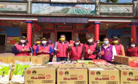 影/三界宮捐物資寒冬送暖 三官大帝展神威金紙凍漲