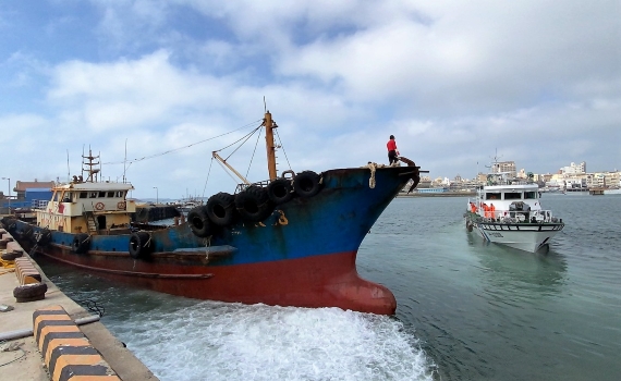 海巡查扣陸籍油船阻斷漁船油料補給 重罰300萬驅離出境