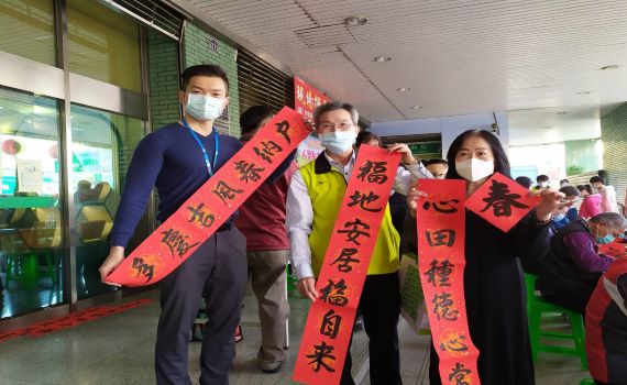 影/犇向幸福 彰化郵局現場揮毫送春聯為新年添喜意