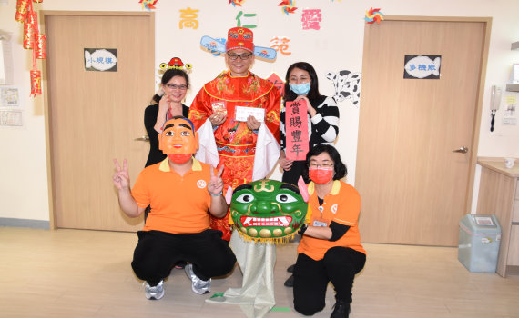 影/埔心鄉長化身財神爺 發紅包贈口罩賀新年