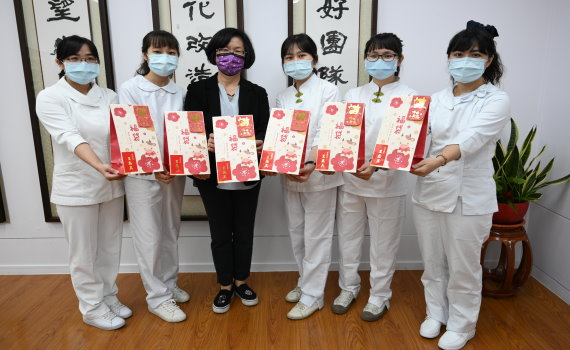 春節前夕送萌牛福袋 王惠美關懷住院病童及家屬