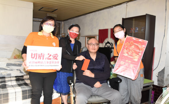 影/快遞溫暖‧送禮到家 陪伴弱勢長輩歡喜慶新年