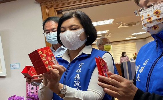 張麗善送福袋及茂谷柑拜早年 祝福縣府同仁「牛轉錢坤」