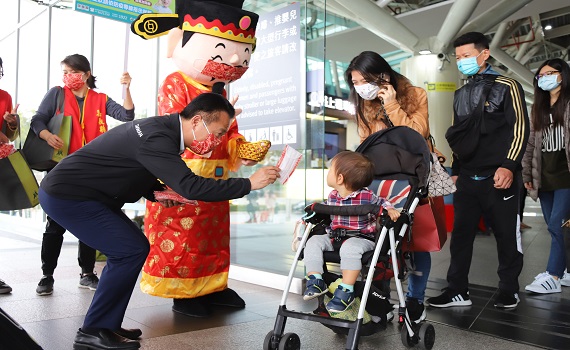 翁章梁高鐵發送防疫口罩 迎遊子回嘉過新年