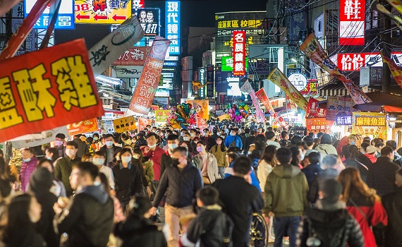 年假嘉義市文化路夜巿人潮擠爆 做好防疫平安過好年
