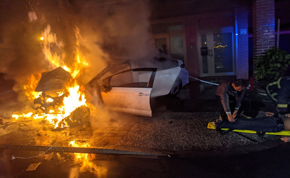 汽車自撞民宅起火燃燒 駕駛意識不清送醫 