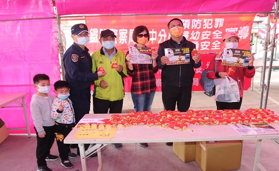 退警自掏包送六房媽錢母 感念庇佑並宣導鐵道安全