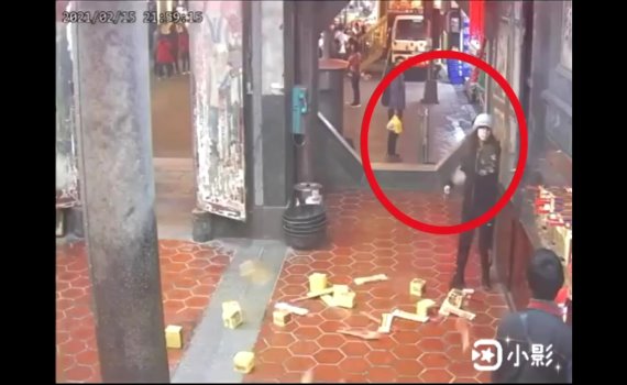 影/摔香姊「大鬧」鹿港天后宮 香爐、神桌都被踹了兩腳