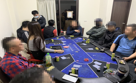 美女荷官派牌職業賭場隱身鄉間透天厝 警喬裝賭客入內一舉成擒