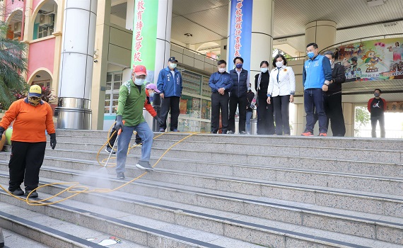 開學前校園加強防疫整備 張麗善視察環境消毒情形