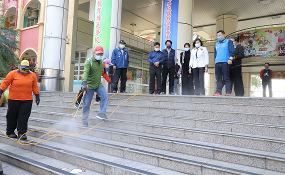 開學前校園加強防疫整備　張麗善視察環境消毒情形 