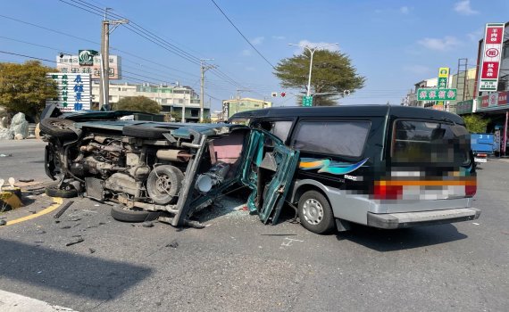 省道台一線溪畔路段 二廂型車碰撞 車體全毀
