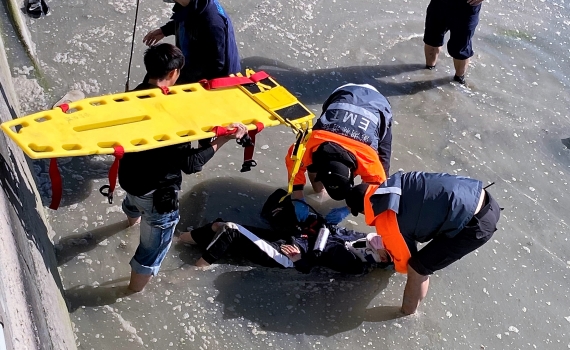 雙載自撞橋墩 澎湖中屯中正橋下車禍青少年落海獲救