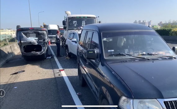 影/國道1號南下彰化路段四車連環追撞 車流嚴重回堵