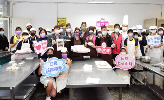 影/開學日 機器人宣導校園防疫 警局執行護童