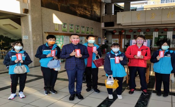 開學日 埔心國中送上「三」千萬祝福學子領福袋