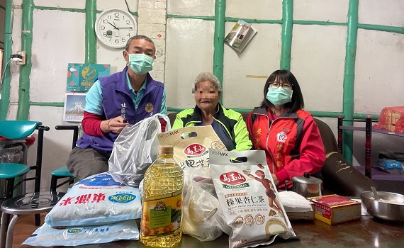 榮欣志工何英華熱心公益 長期投入榮民(眷)照顧