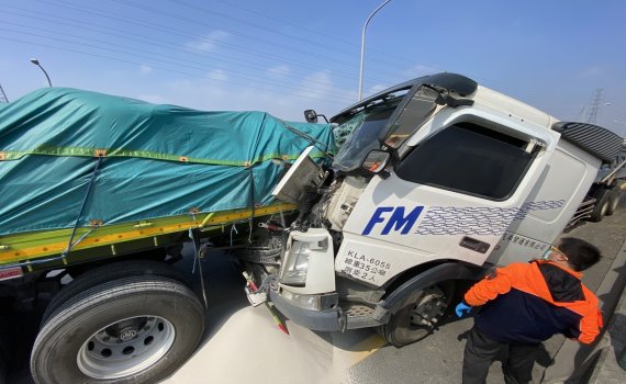 影/「撞」況頻頻!台61線彰化鹿港南下路段2輛聯結車擦撞