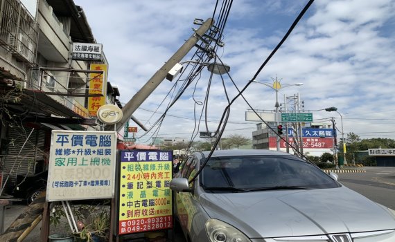 影／真扯！怪手大型手臂勾到電線　大型路燈桿轟車頂 