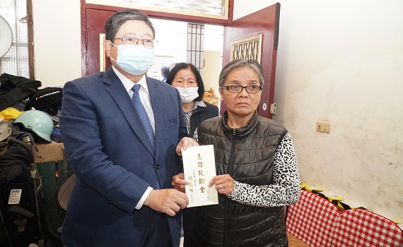 竹縣單親媽車禍亡留3幼子 楊文科慰問家屬發急難救助金