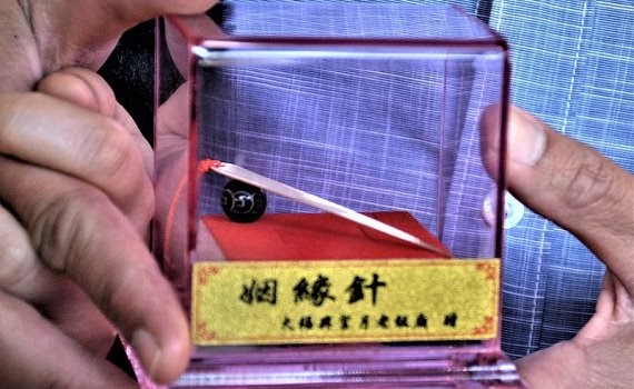 月老穿姻緣針 未婚男女擲杯尋找好對象