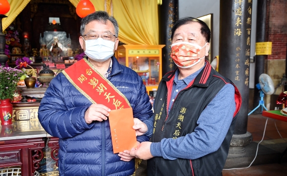 破冰之旅!賴峰偉率縣府主管天后宮上香祈福