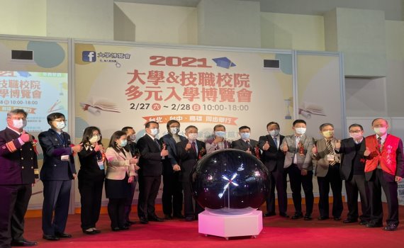 影/2021大學博覽會 大葉大學角膜地形圖儀器為民眾檢測角膜