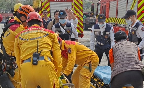 快訊/高市鼓山區工地鋼筋倒塌壓5人 警消18車43人前往搶救中