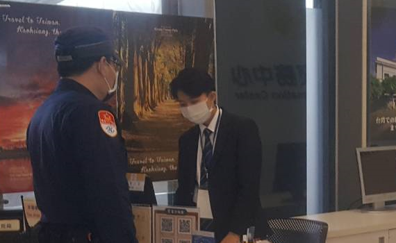 智障女南下尋親未果流浪街頭 高雄捷警熱心協助搭車返家