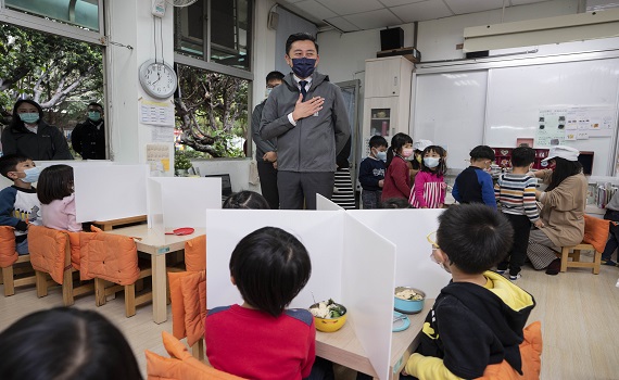 竹市府特製1萬5千組幼兒防疫隔板 幼兒園孩童用餐不再口沫橫飛