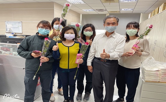 女王節限定鮮花、甜點 嘉市府消防局表敬意