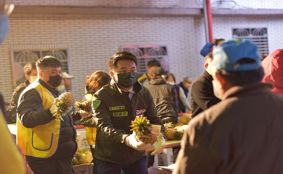 新竹市議員組”鳳梨新竹隊”      贈民眾千顆鳳梨挺農民 