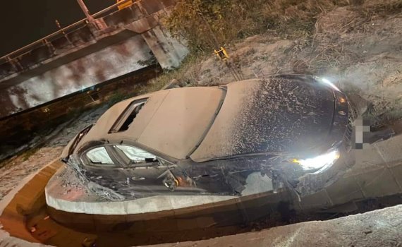 「海神」瑪沙拉蒂名衝破國道護欄 疑與賓士車擦撞駕駛命危