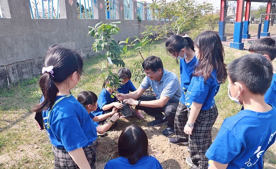 永續家園植樹活動　落實教育從小扎根 