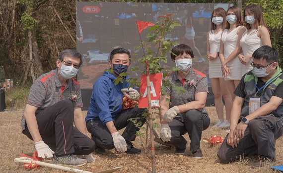 連線四縣市植樹 林智堅攜手台積電種樹為青青草原添林蔭
