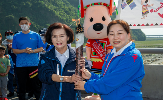 繞了21縣市原民運聖火回來了 兩女縣長完成交接儀式