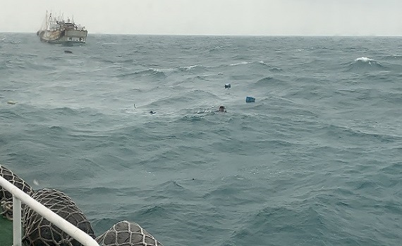 小船失去動力遭浪襲翻覆 澎湖海巡旋即成功救援 