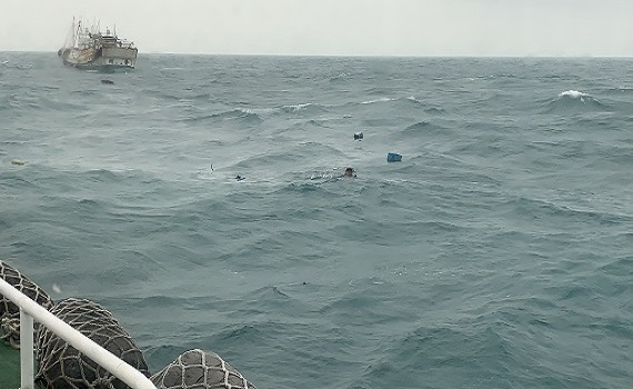 小船失去動力遭浪襲翻覆 澎湖海巡旋即成功救援