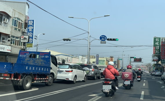 霧煞煞!圓頭綠燈亮燈的時候可直行或左、右轉