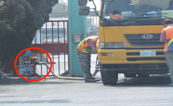 黃偉哲節水喊假的?環保局用自來水沖洗水溝    水費市民買單 