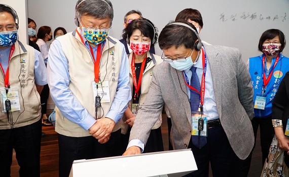 台北市長柯文哲參訪台積電　  體驗VR高科技直呼:好暈喔! 