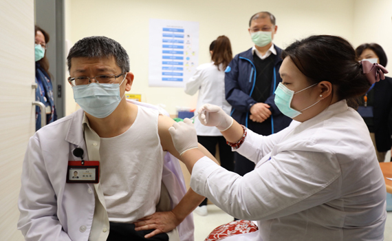 第一波COVID-19疫苗陽醫、聖母各獲600劑 施打醫護人員都說要相信科學