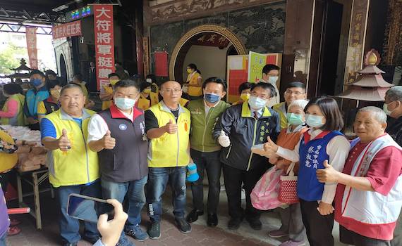 挺農友、關懷弱勢 民間團體與議員大放送鳳梨和高麗菜