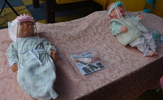 新生兒防護面罩　進出醫院多層保護 