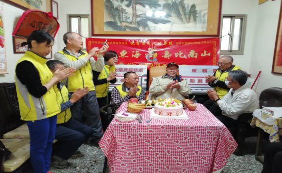 彰化縣榮民服務處為彰化耆宿榮民彭中爺爺歡慶102歲壽誕